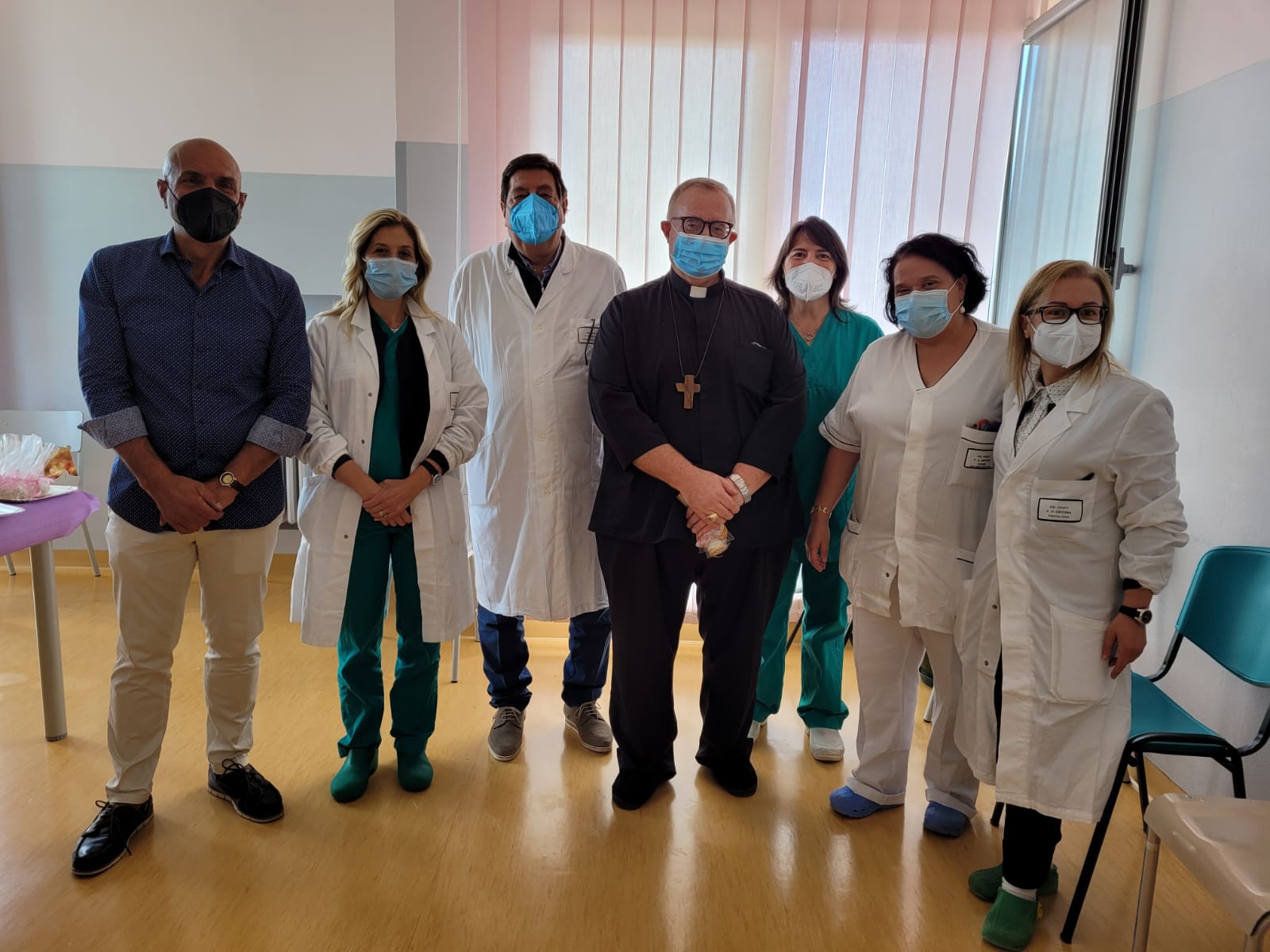 Ortona l'arcivescovo Emidio Cipollone in visita al reparto di